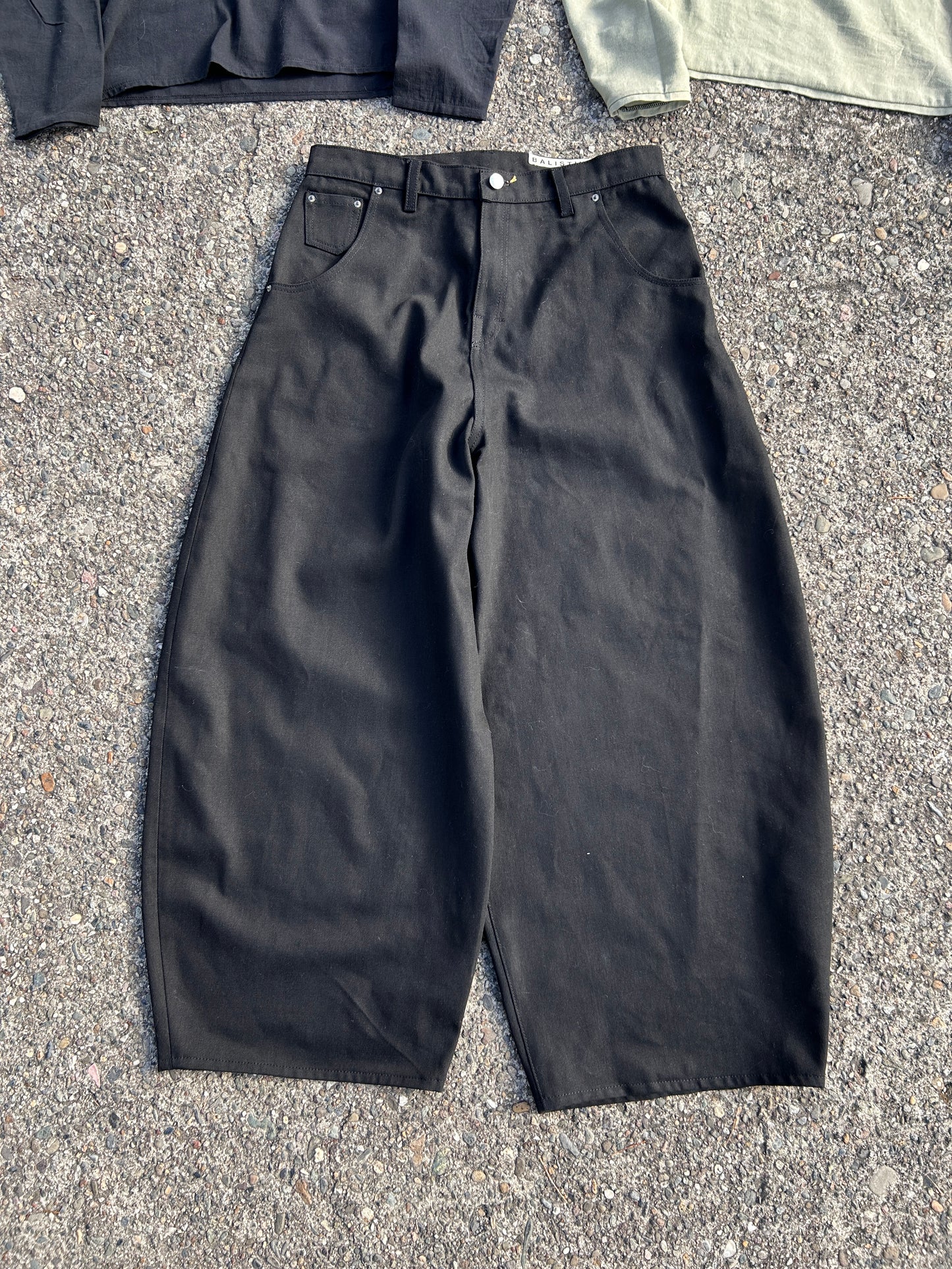 Balloon Cut Black